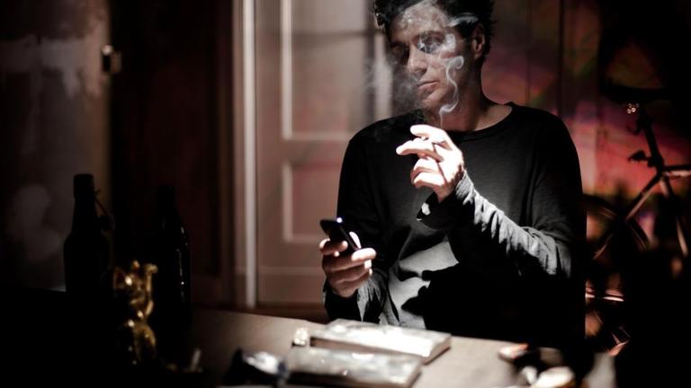 Rainer Meifert bei Dreharbeiten für nachgestellte Szenen aus seinem früheren Leben, als Kokain seinen Alltag dominierte.