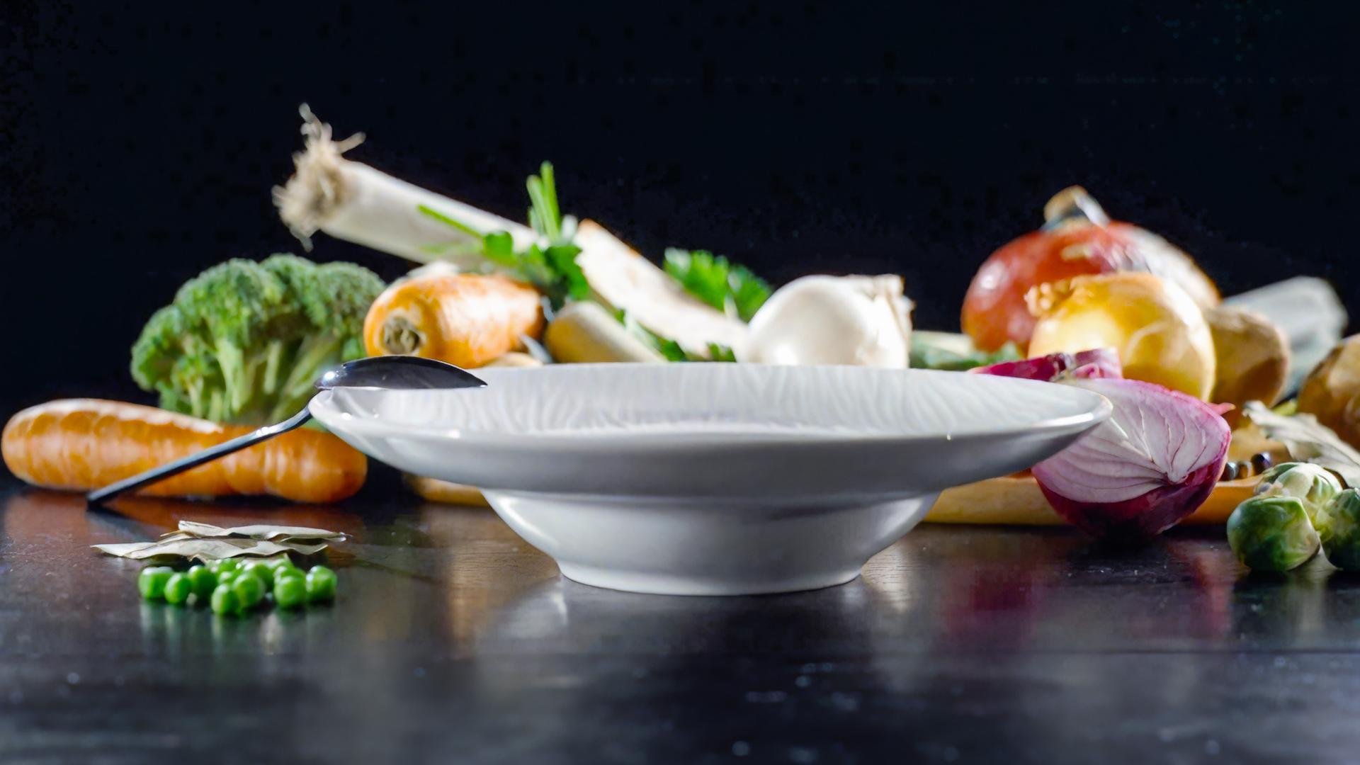 Verschiedene Gemüsesorten um einen Teller angerichtet