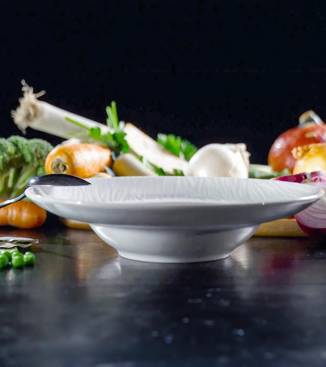 Verschiedene Gemüsesorten um einen Teller angerichtet