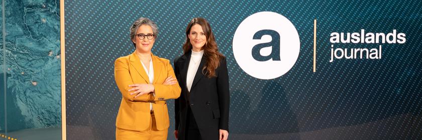 Die Moderatorinnen des ZDF-"auslandsjournal": Shakuntala Banerjee und Alica Jung stehen neben dem Sendelogo