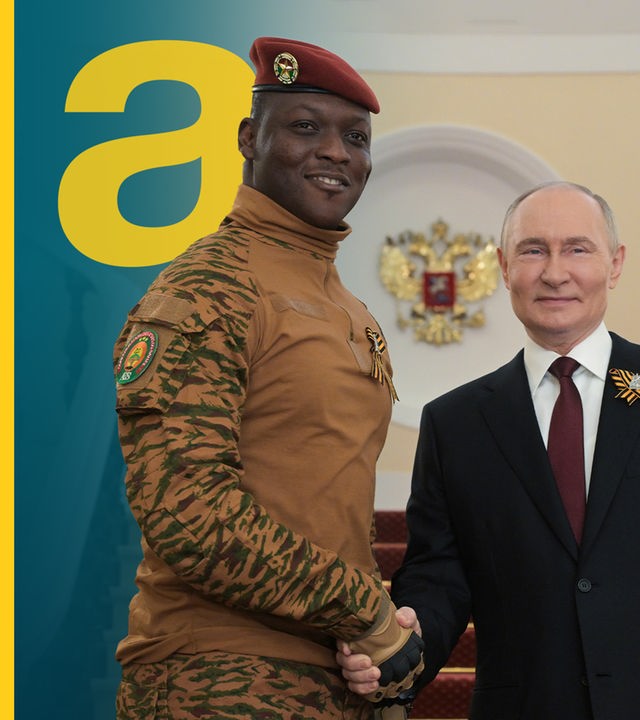 Wladimir Putin steht neben Burkina Fasos Staatschef Ibrahim Traoré