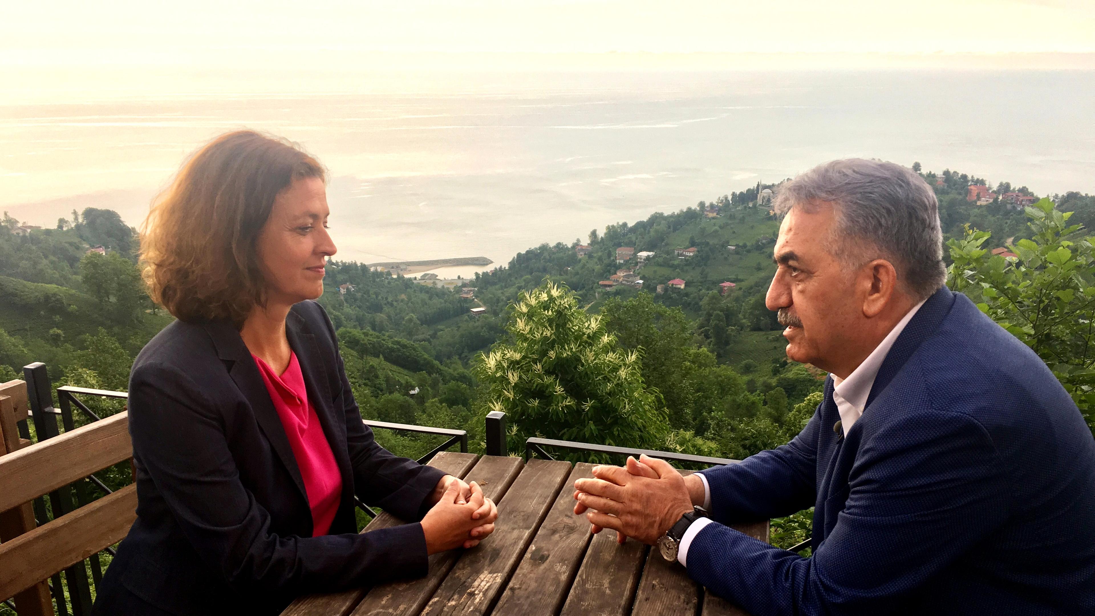 Antje Pieper im exklusiven ZDF-Interview mit dem stellvertretendem Vorsitzenden AKP, Hayati Yazici