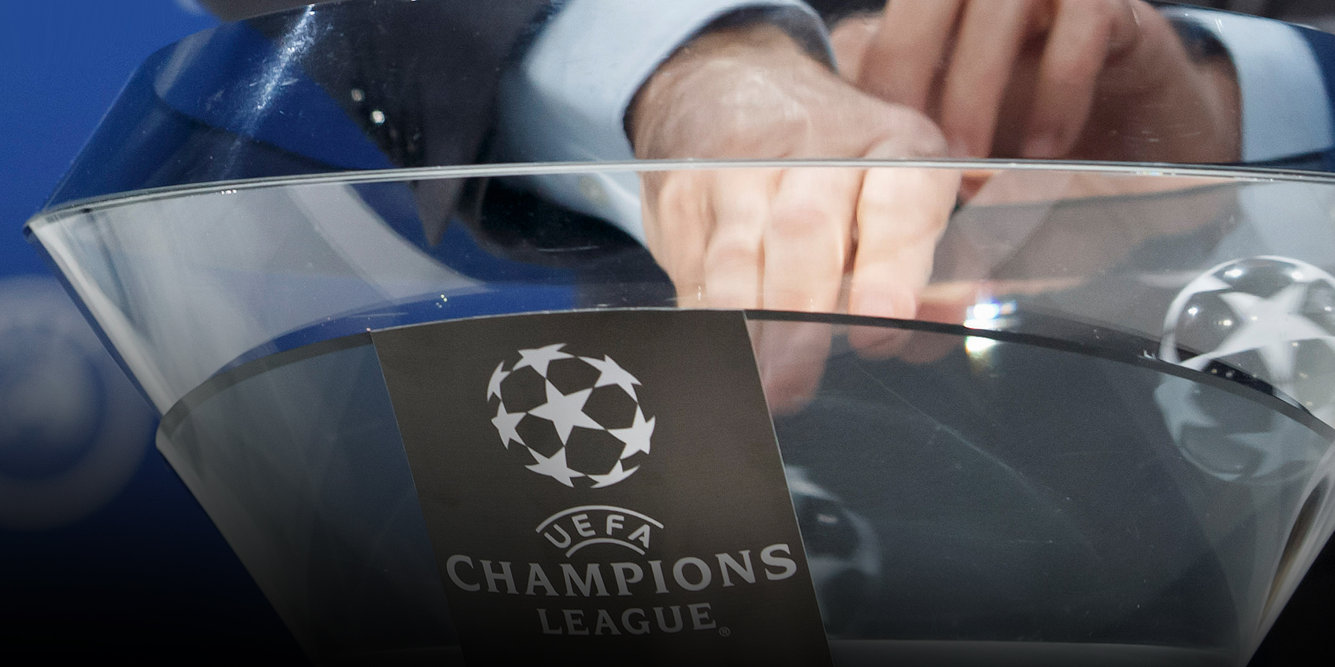 Der stellvertretende Generalsekretär der UEFA, Giorgio Marchetti, nimmt die Bälle mit den Namen der Fußballvereine aus der Urne heraus.