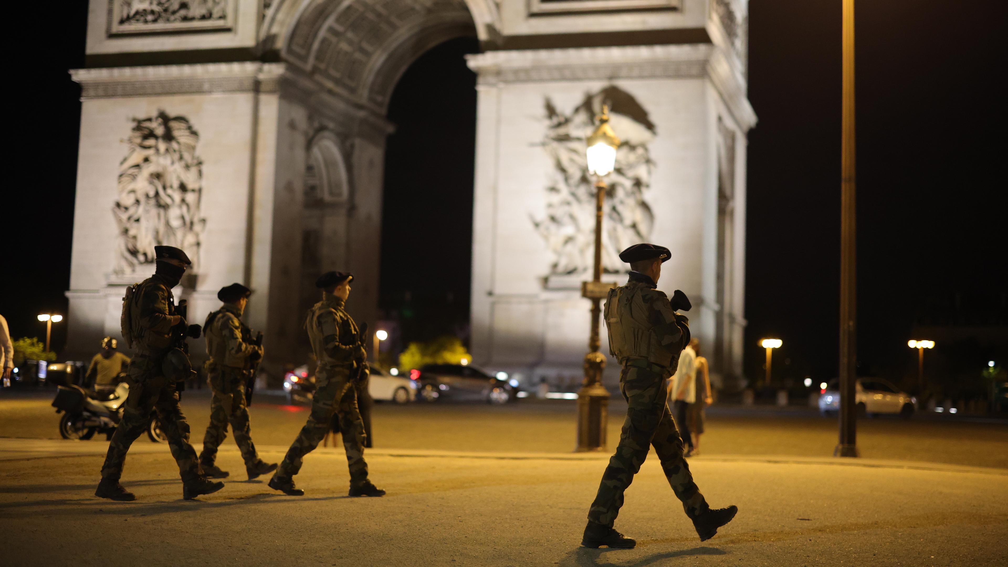 Französische Soldaten, Teil des nationalen Sicherheitsplans "Vigipirate", halten Wache, während sie das Gebiet in der Nähe des Arc de Triomphe sichern, in Paris.