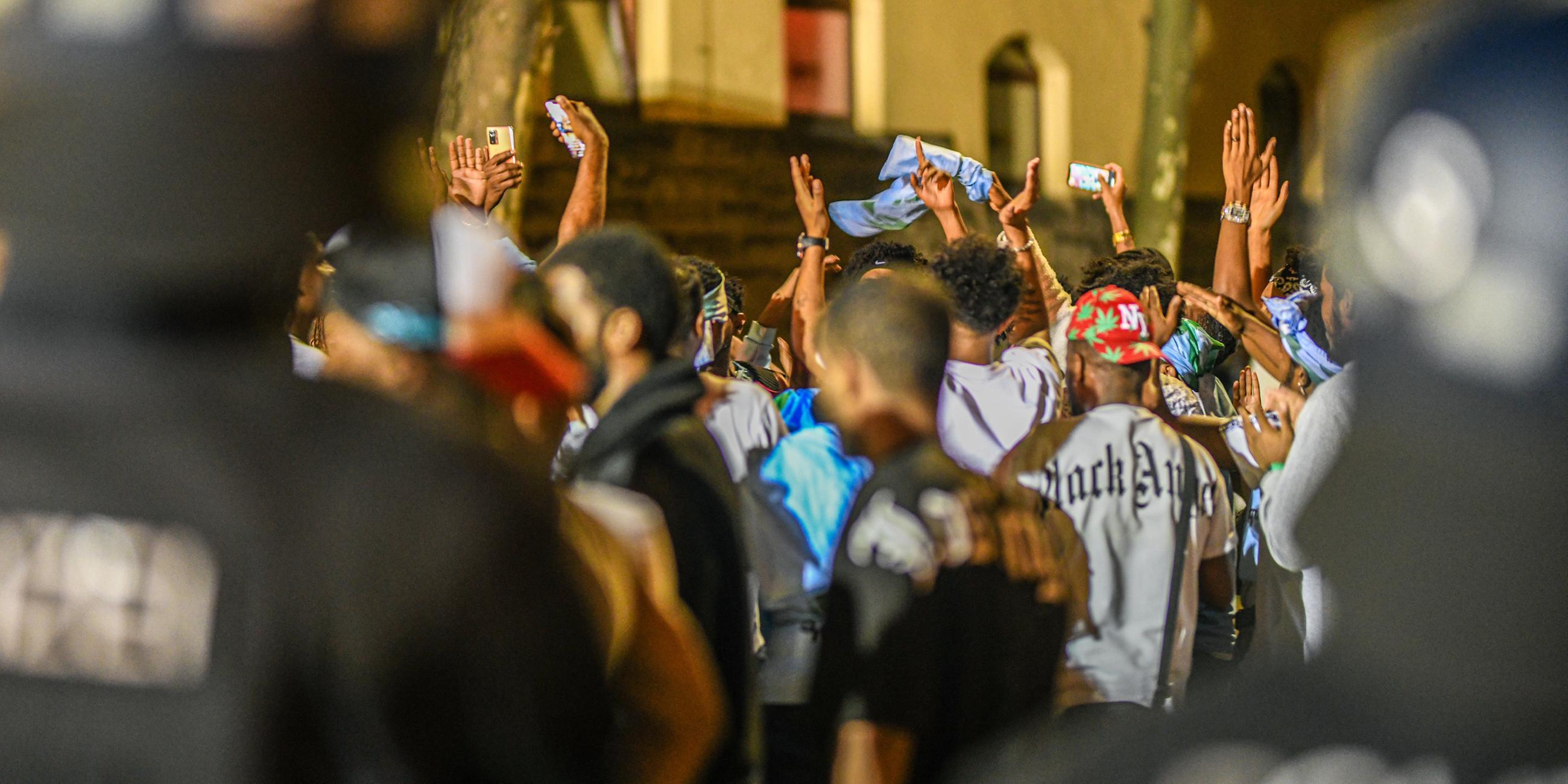 Eine Gruppe von Menschen feiert während sie nach Ausschreitungen bei einer Eritrea-Veranstaltung von Polizeikräften eingekesselt ist. (16.09.2023)