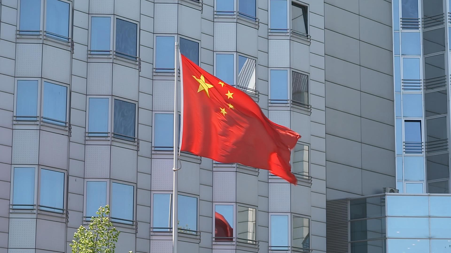Außenansicht der chinesischen Botschaft in Berlin mit Flagge 