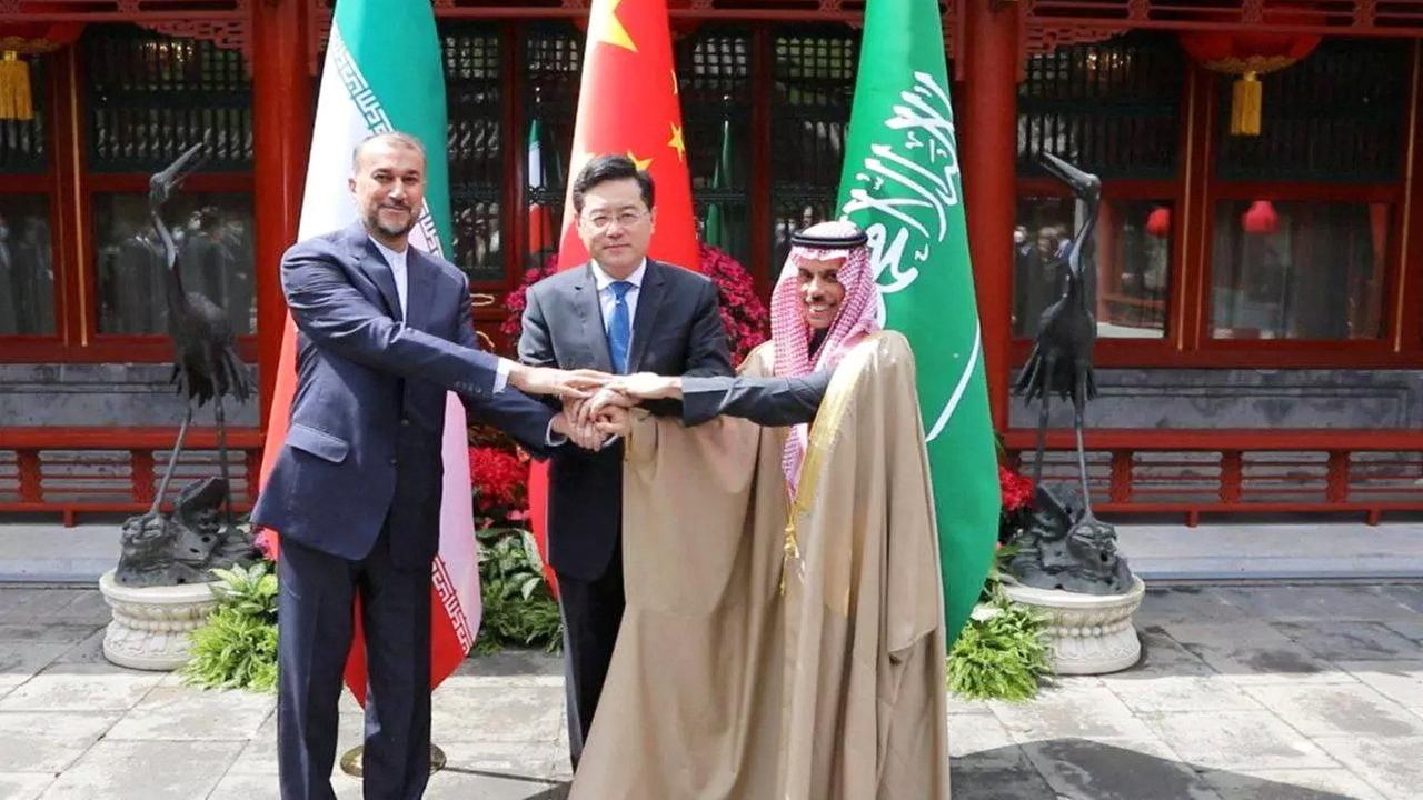 Der iranische Außenminister Hossein Amir-Abdollahian und der saudi-arabische Außenminister Prinz Faisal bin Farhan Al Saud und der chinesische Außenminister Qin Gang geben sich bei einem Treffen in Peking, China, am 6. 4. 2023 die Hand. 
