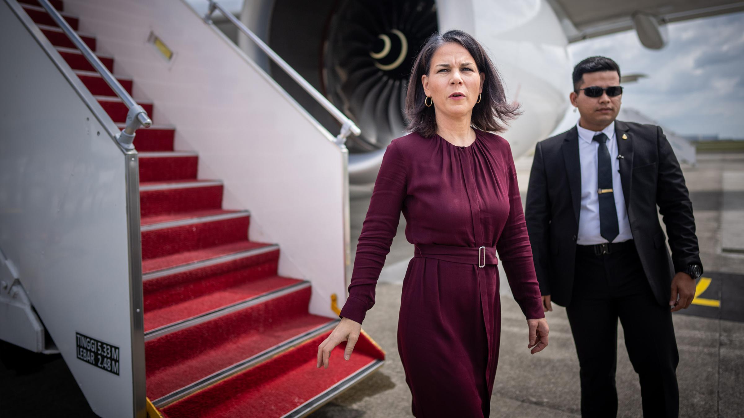  Annalena Baerbock (Bündnis90/Die Grünen), Außenministerin, kommt am Flughafen in Kuala Lumpur in Malaysia an.