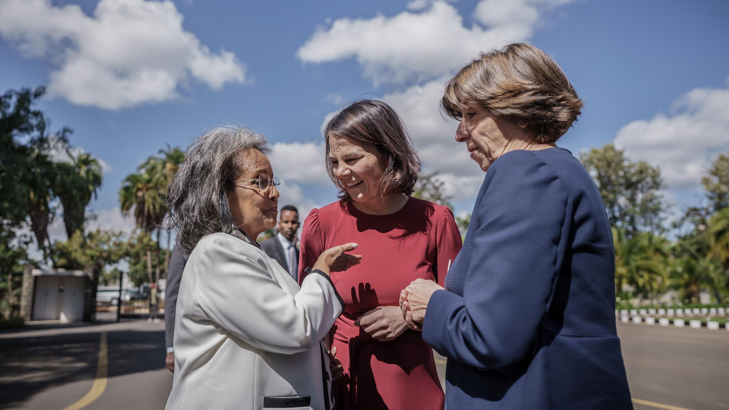 Annalena Baerbock (Bündnis90/Die Grünen, M), Außenministerin, steht zusammen mit der Catherine Colonna (r) , Außenministerin von Frankreich, neben Sahle-Work Zewde, Präsidentin von Äthiopien.