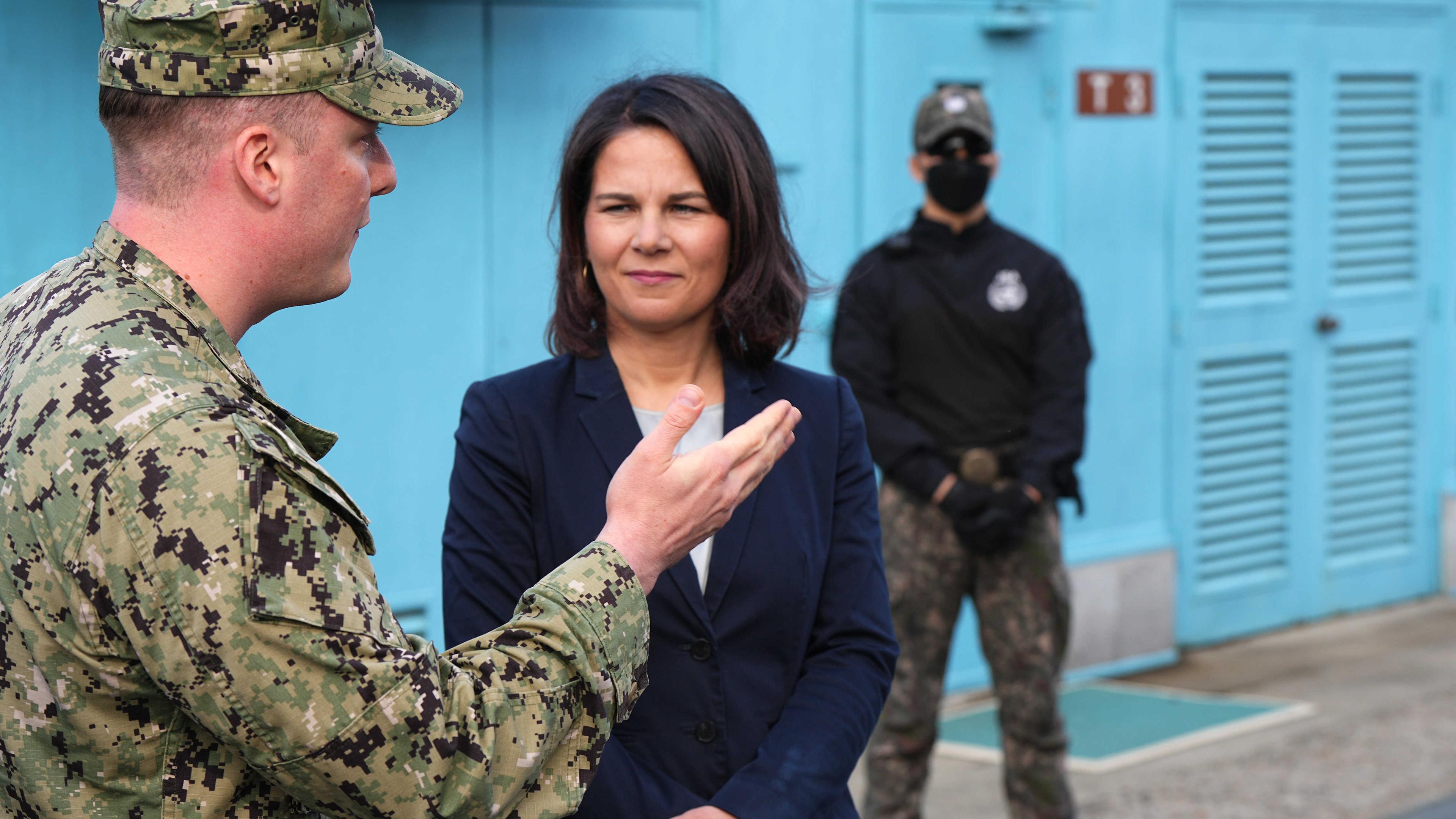 Außenministerin Annalena Baerbock (Bündnis 90/Die Grünen) besichtigt in der demilitarisierten Zone zwischen Nord- und Südkorea unter Führung von John Mulligan (l), Lieutenant der US-Navy, die Joint Security Area (JSA).
