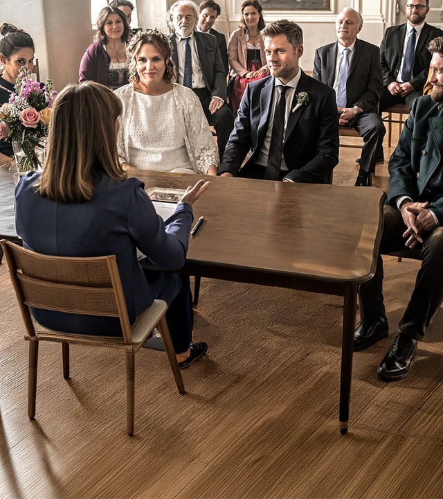  Das Brautpaar Lena Lorenz (Judith Hoersch) und Quirin Pankofer (Jens Atzorn) sitzen an einem antiken Holztisch.