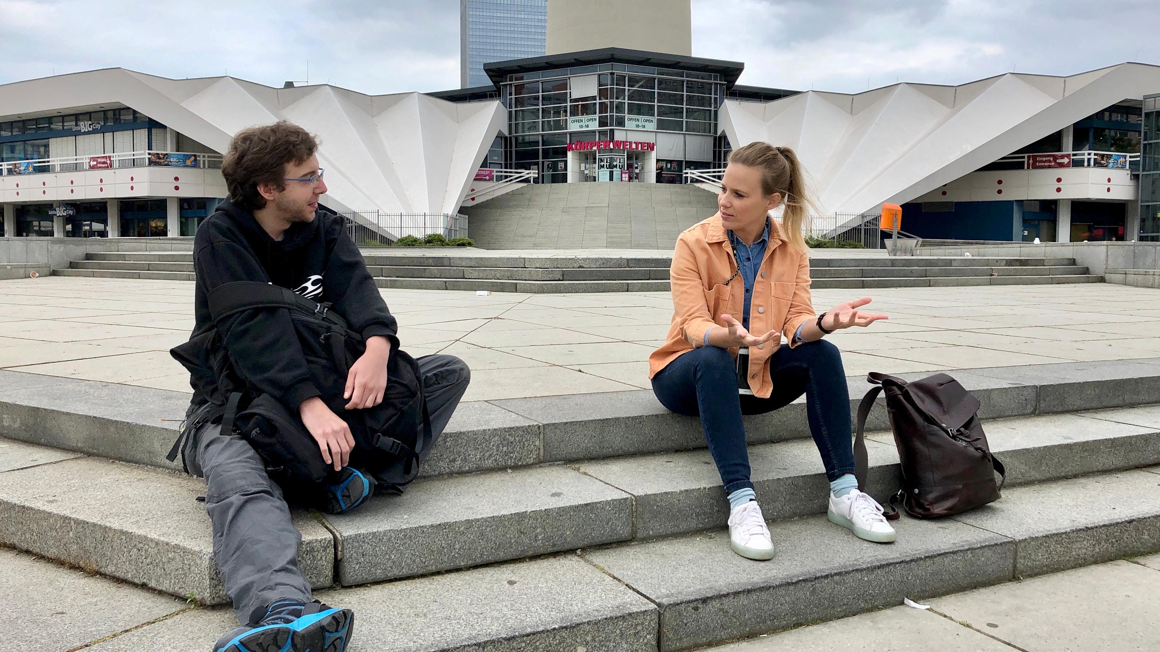 logo! Reporterin Linda mit Falk auf dem Alexanderplatz
