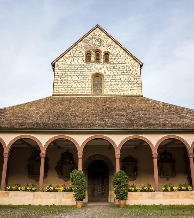 Man sieht den Bogengang eines Klosters.