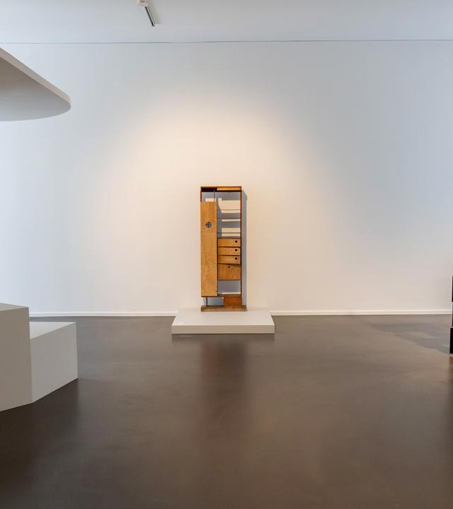 In einem Ausstellungsraum sind Möbel ausgestellt.