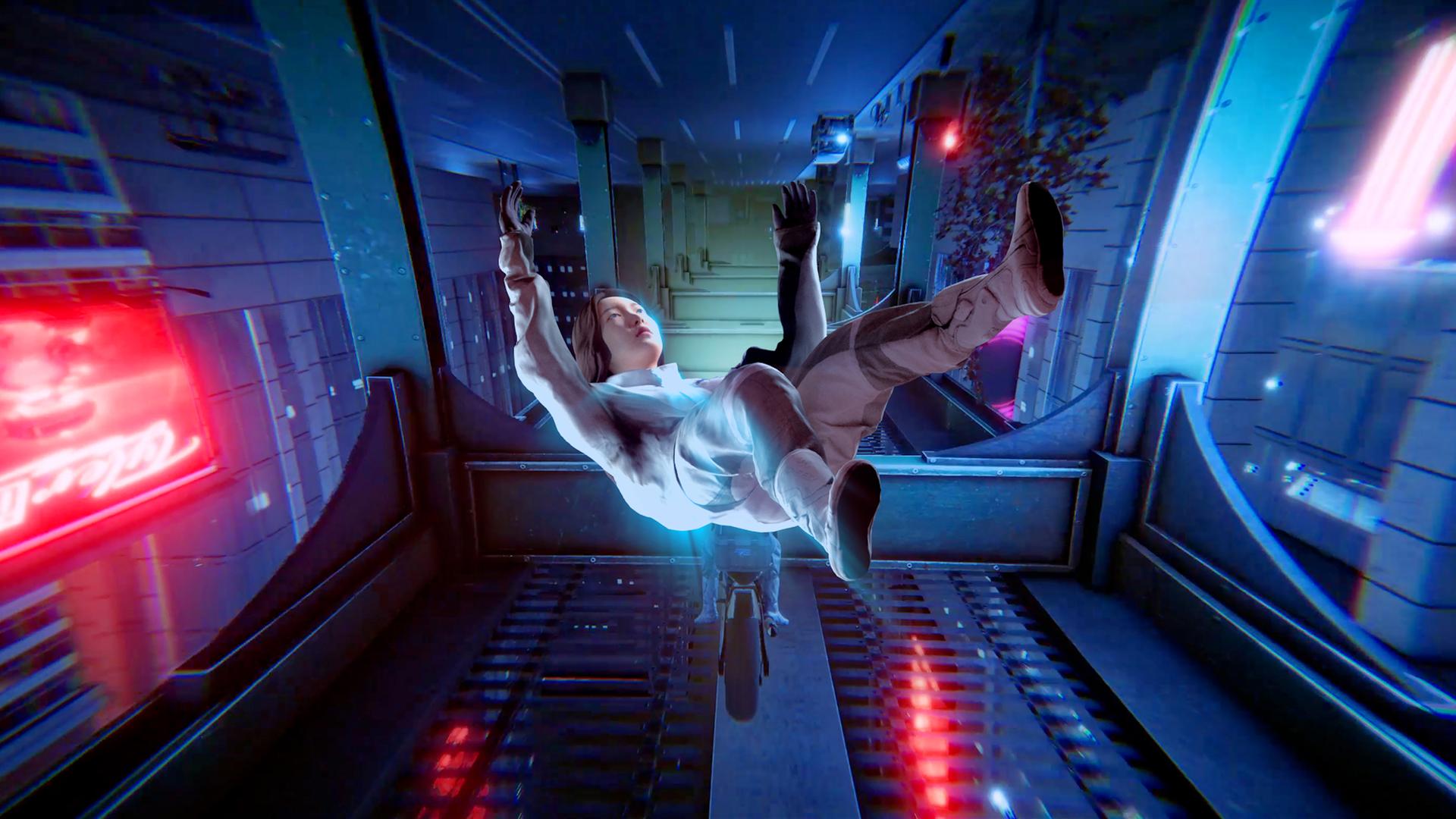 Man sieht eine schwebende Person in einem Raumschiff.