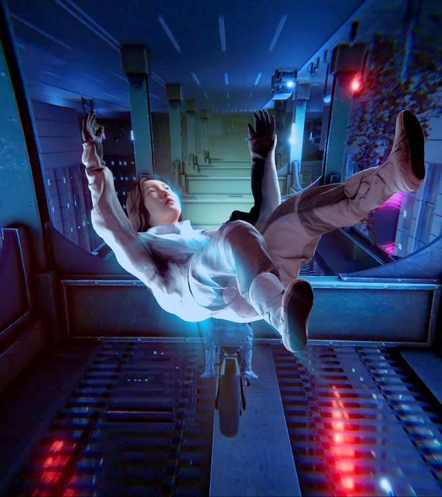 Man sieht eine schwebende Person in einem Raumschiff.