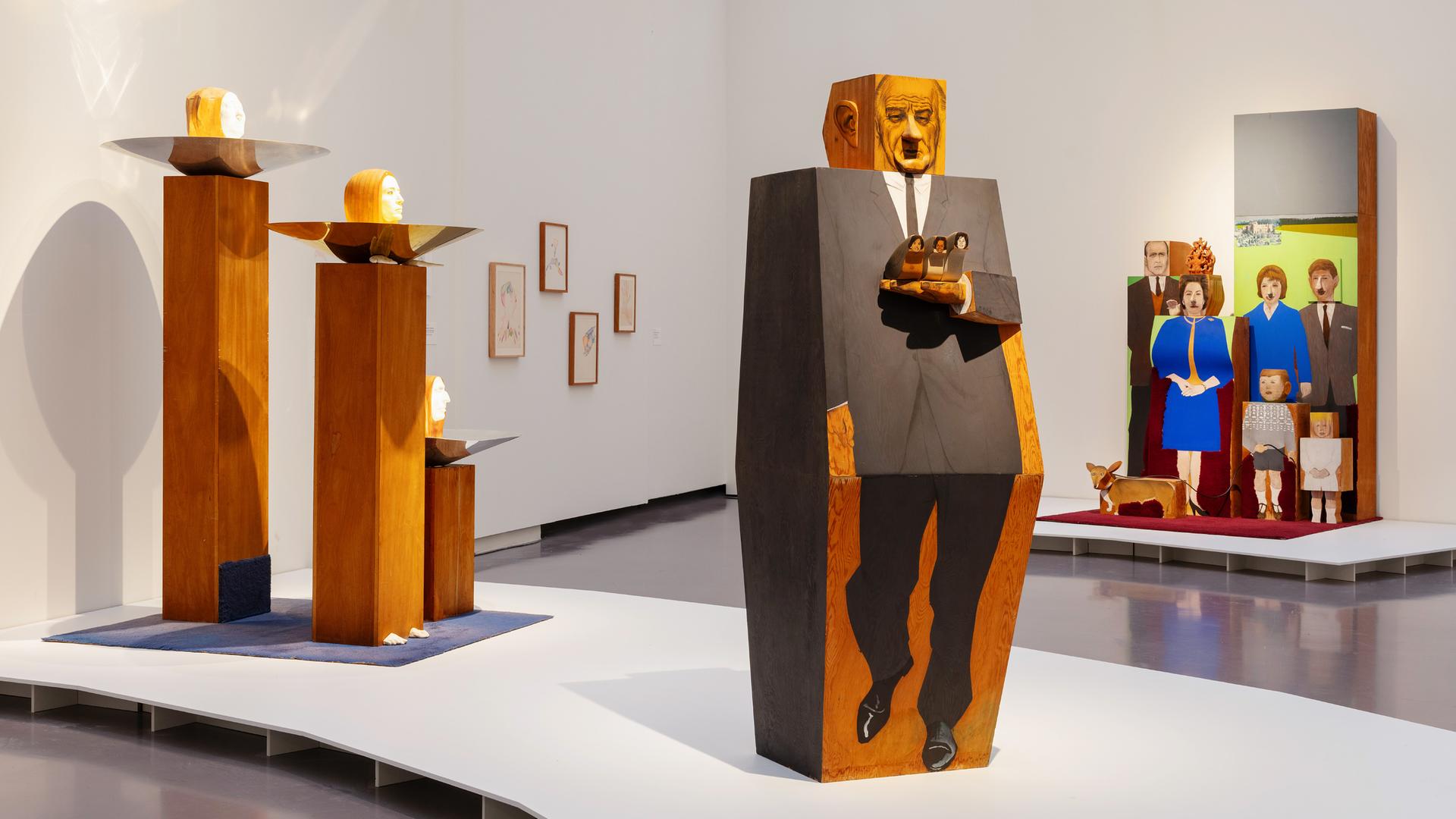 In einem Ausstellungsraum sind moderne Skulpturen, darunter etliche in Menschenform ausgestellt.