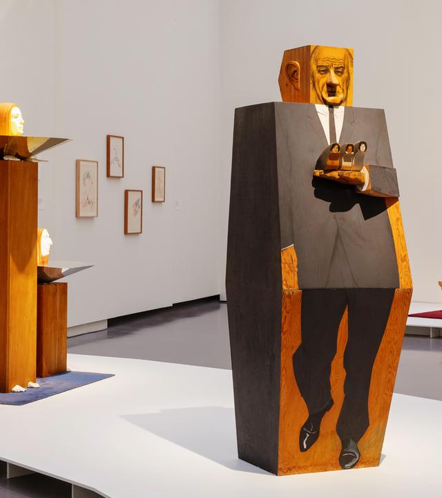 In einem Ausstellungsraum sind moderne Skulpturen, darunter etliche in Menschenform ausgestellt.