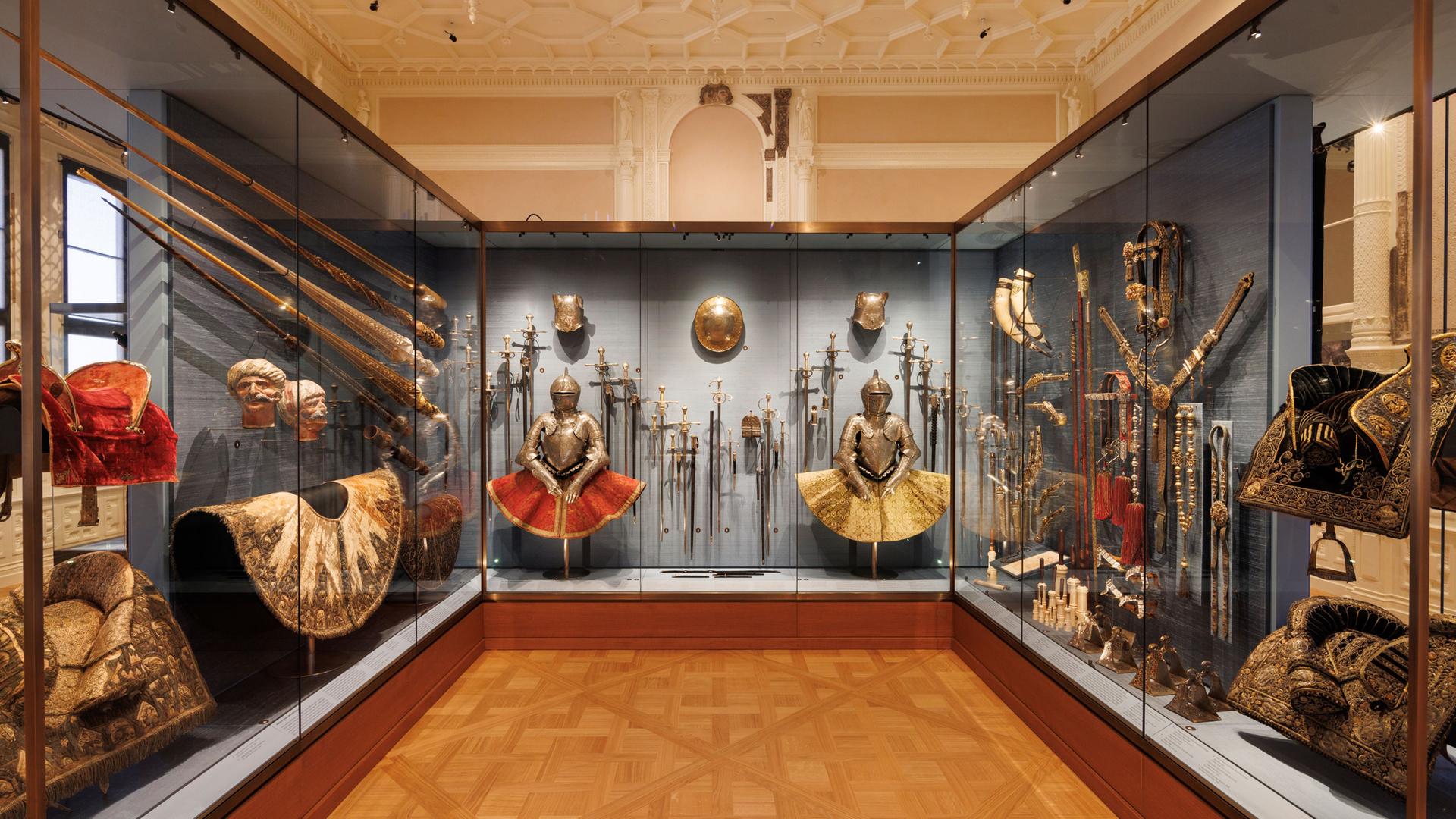 In einem Ausstellungsraum sind historische Gegenstände in Vitrinen ausgestellt.