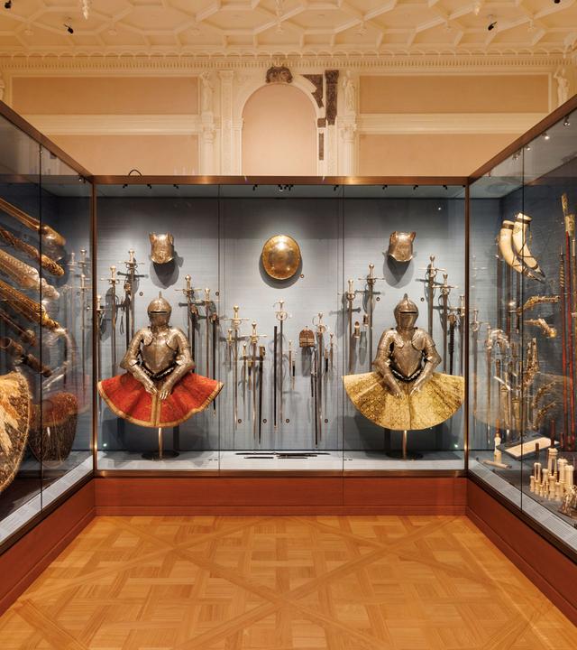 In einem Ausstellungsraum sind historische Gegenstände in Vitrinen ausgestellt.