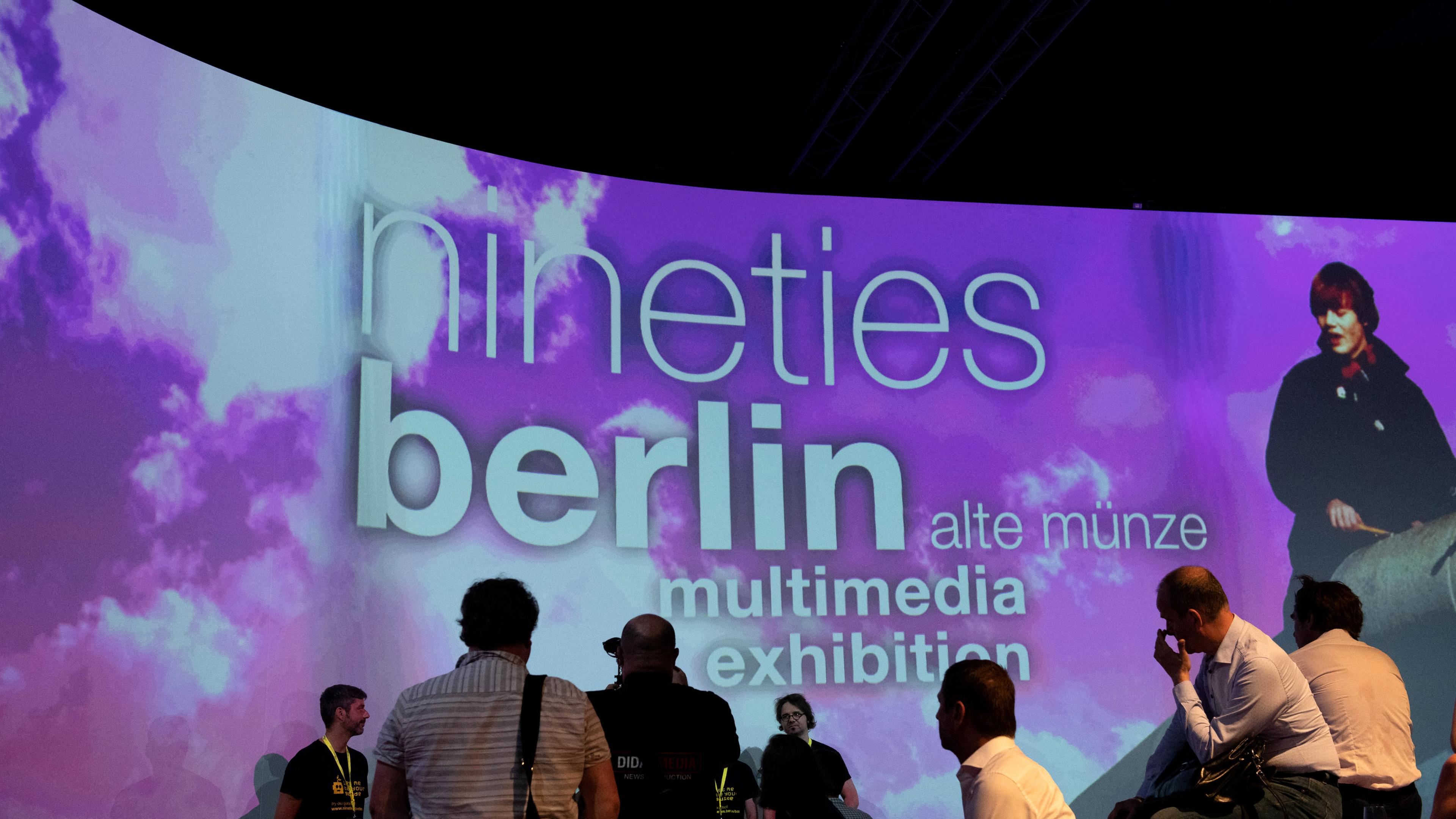 Der Titel der Ausstellung "Nineties Berlin" wird auf eine Leinwand in der Alten Münze projeziert