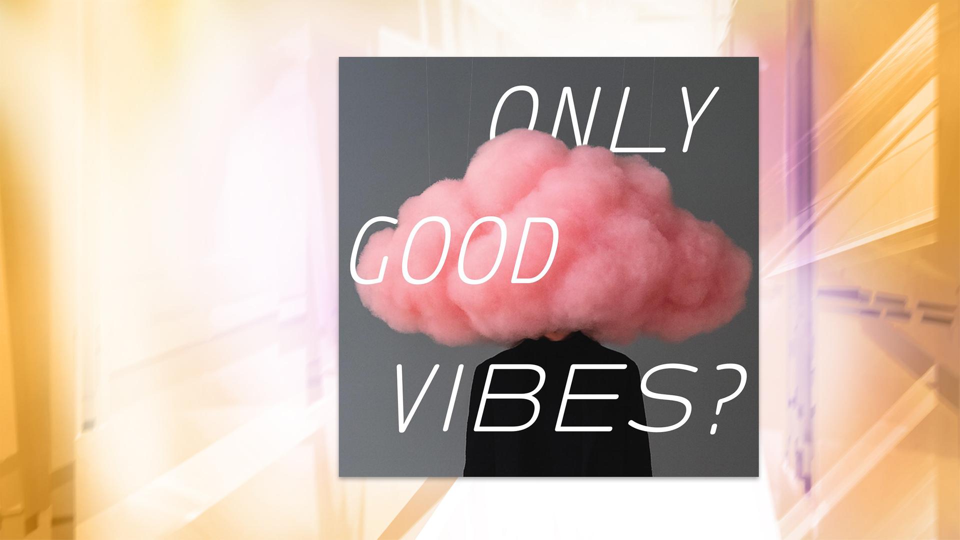 Ein Mensch trägt eine rosa-farbene Wolke um den Kopf herum.