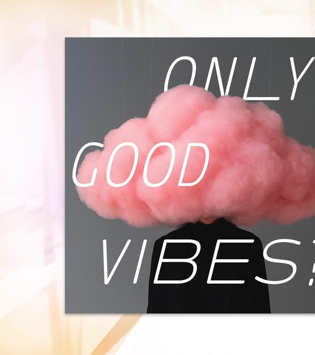 Ein Mensch trägt eine rosa-farbene Wolke um den Kopf herum.