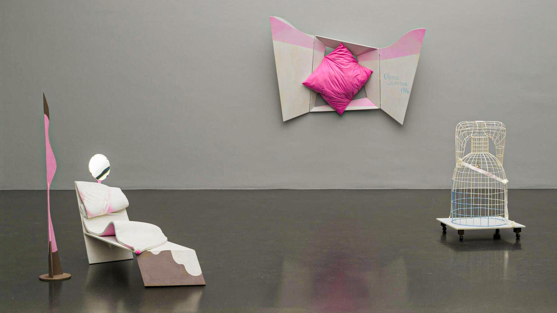 In einem Ausstellungsraum sieht man weiß-rosafarbene Exponate.