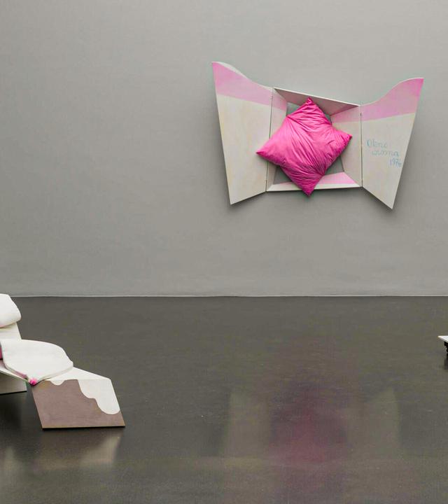 In einem Ausstellungsraum sieht man weiß-rosafarbene Exponate.