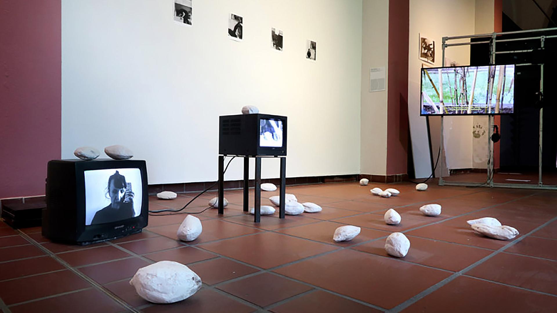 In einem Ausstellungsraum stehen Fernseher.