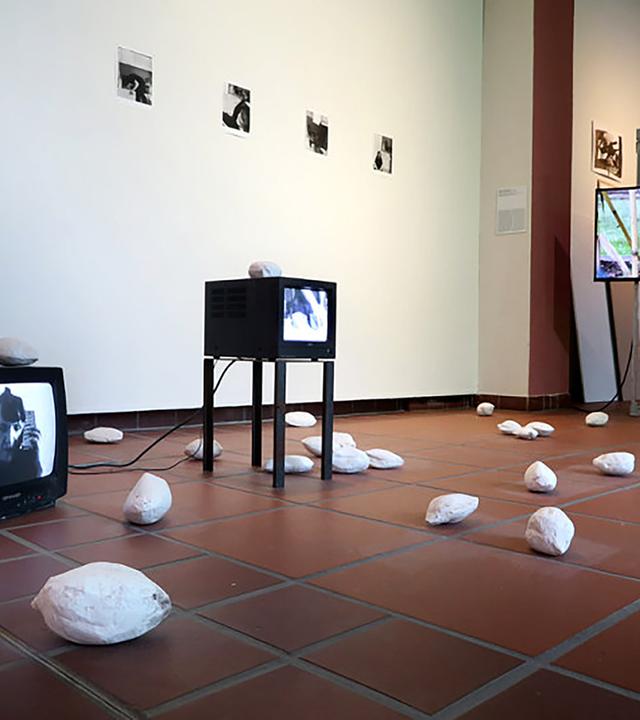 In einem Ausstellungsraum stehen Fernseher.