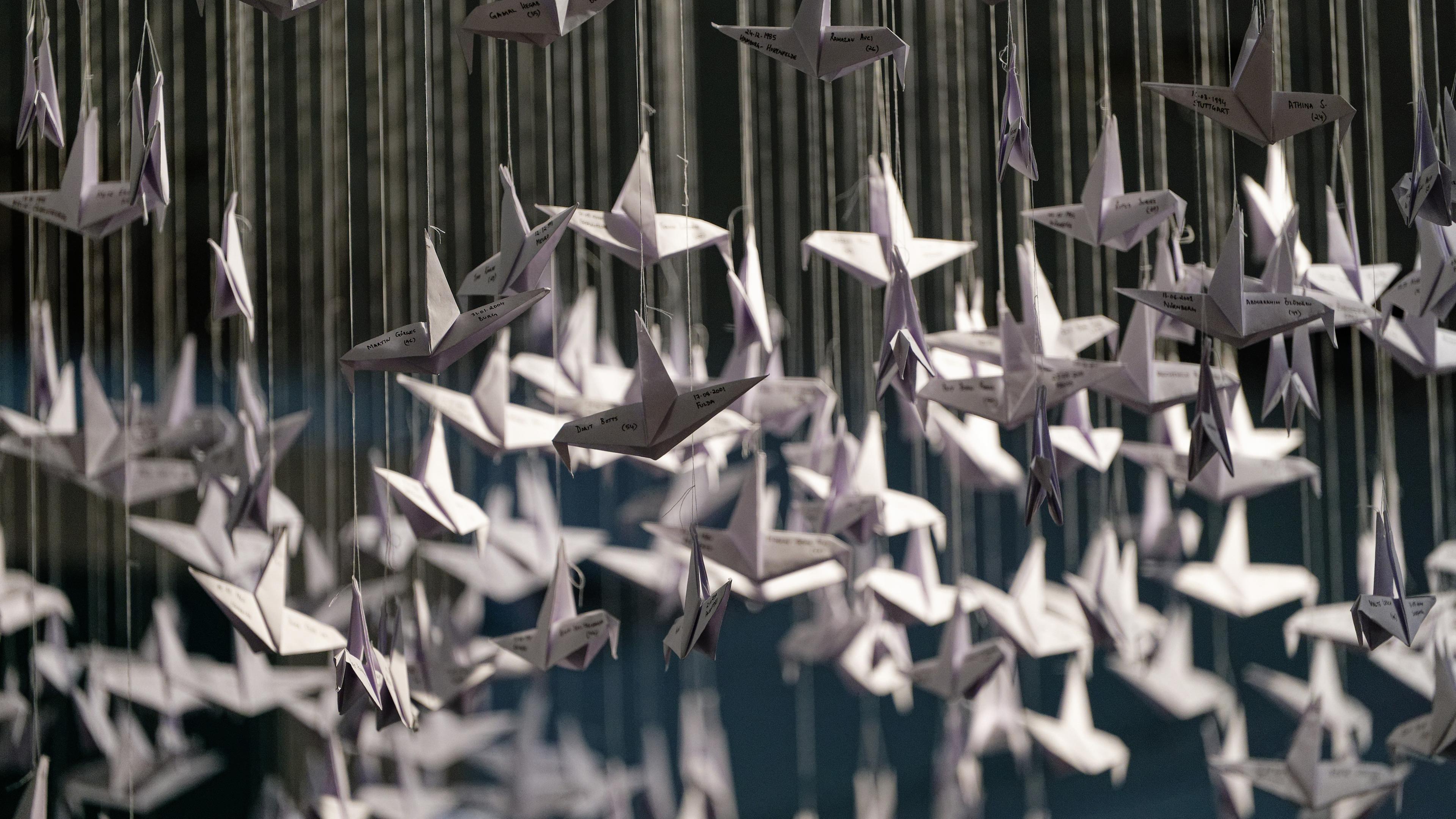 Nordrhein-Westfalen, Bonn: Aus Papier gefaltete Vögel sind in der Ausstellung "Wer wir sind" in der Bundeskunsthalle in Bonn zu sehen.