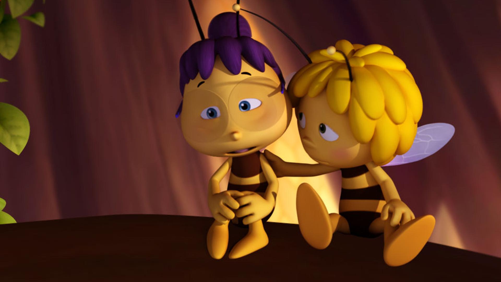 Maja legt den Arm um die Austauschbiene Hannah und tröstet sie.