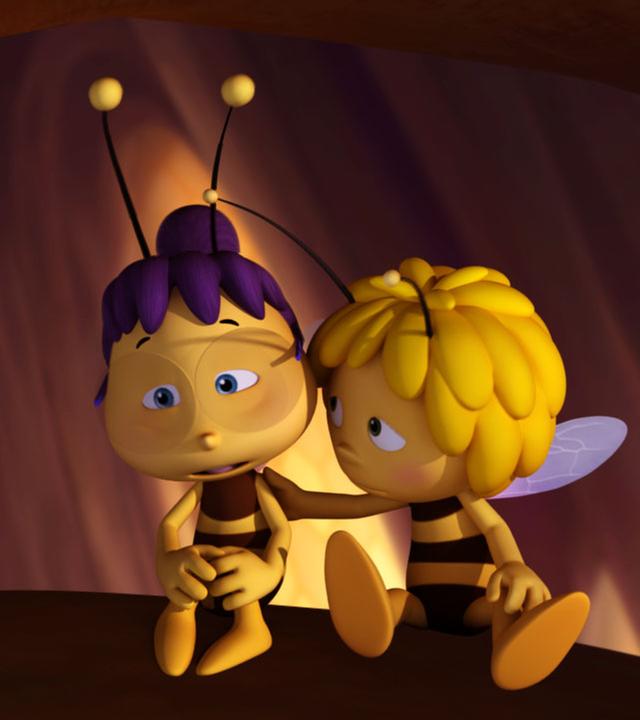 Maja (rechts) legt den Arm um die Austauschbiene Hannah (links) und tröstet sie.