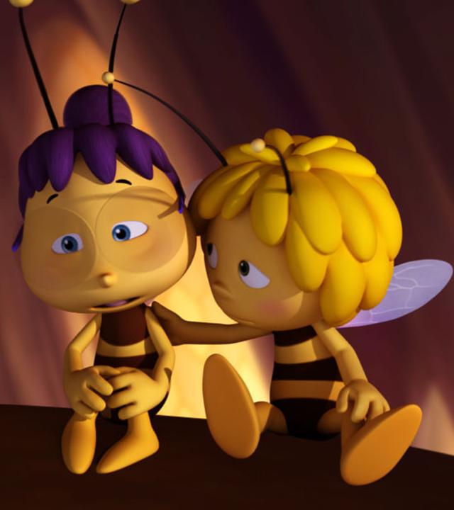 Maja legt den Arm um die Austauschbiene Hannah und tröstet sie.