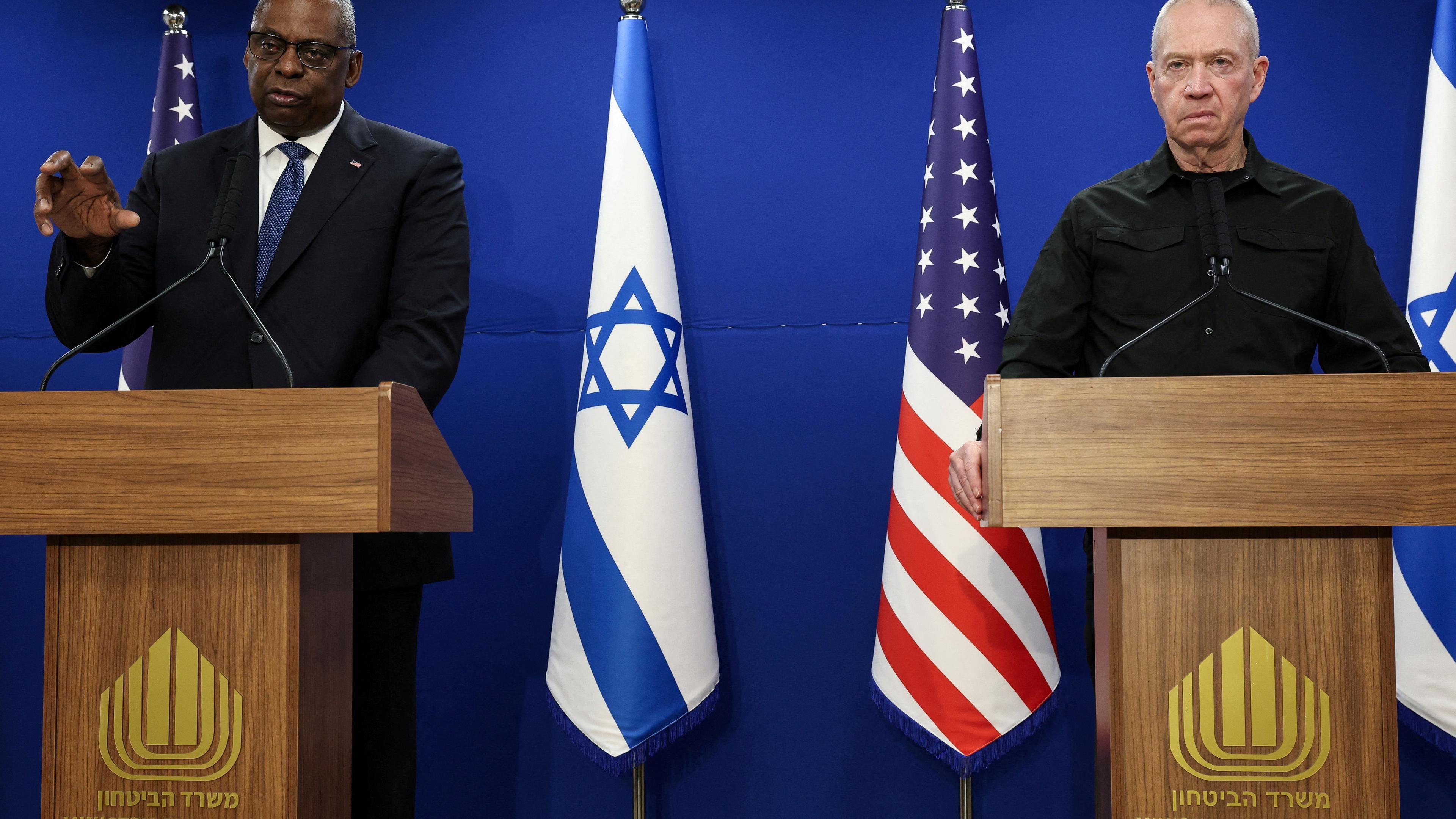 US-Verteidigungsminister Lloyd Austin und Israels Verteidigungsminister Yoav Galant bei einer Pressekonferenz im Verteidigungsministerium in Tel Aviv.
