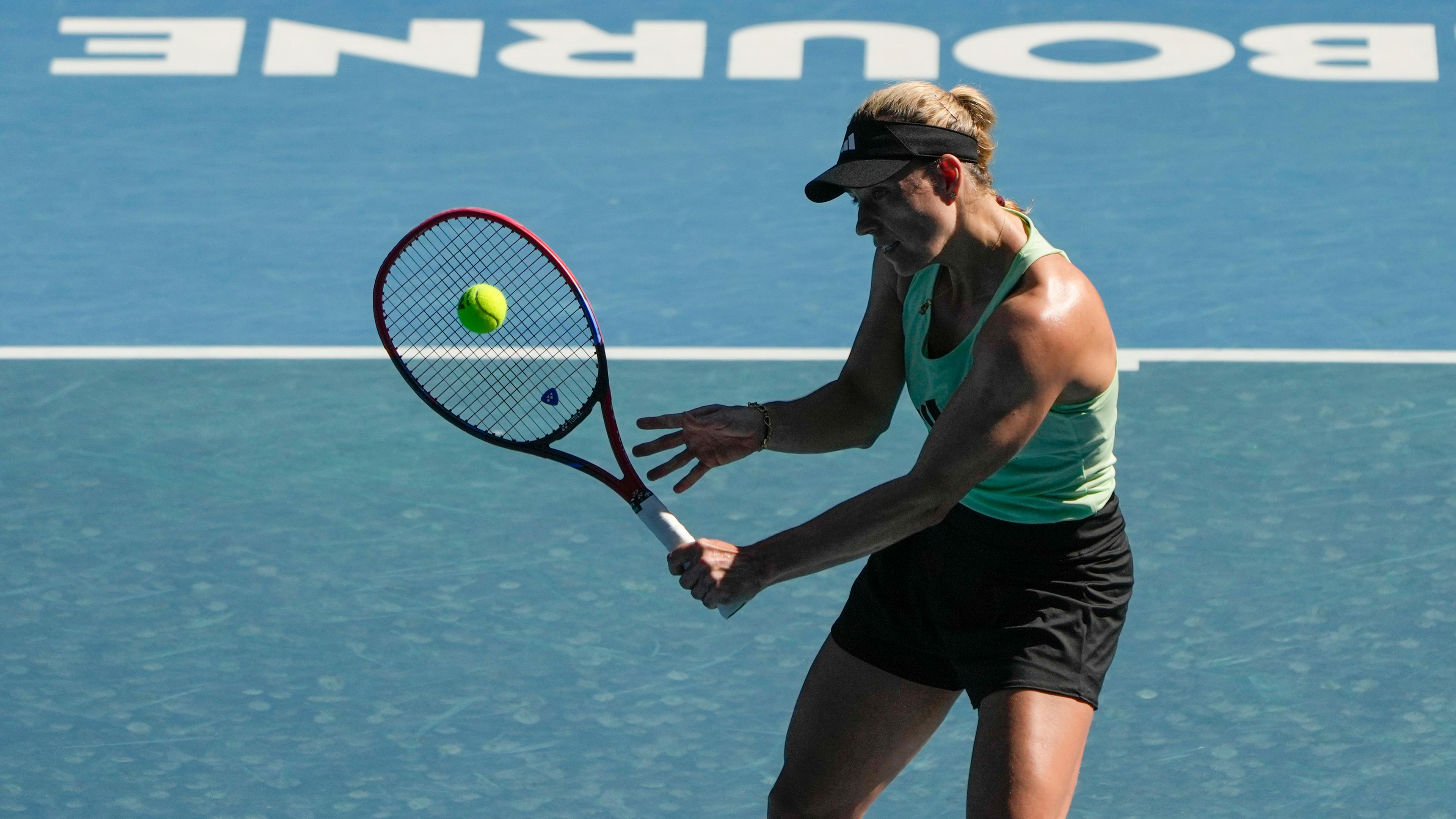Australien, Melbourne: Tennis: Grand Slam - Australian Open, Training. Angelique Kerber aus Deutschland spielt einen Rückhand-Return während einer Trainingseinheit vor den Australian Open im Melbourne Park.
