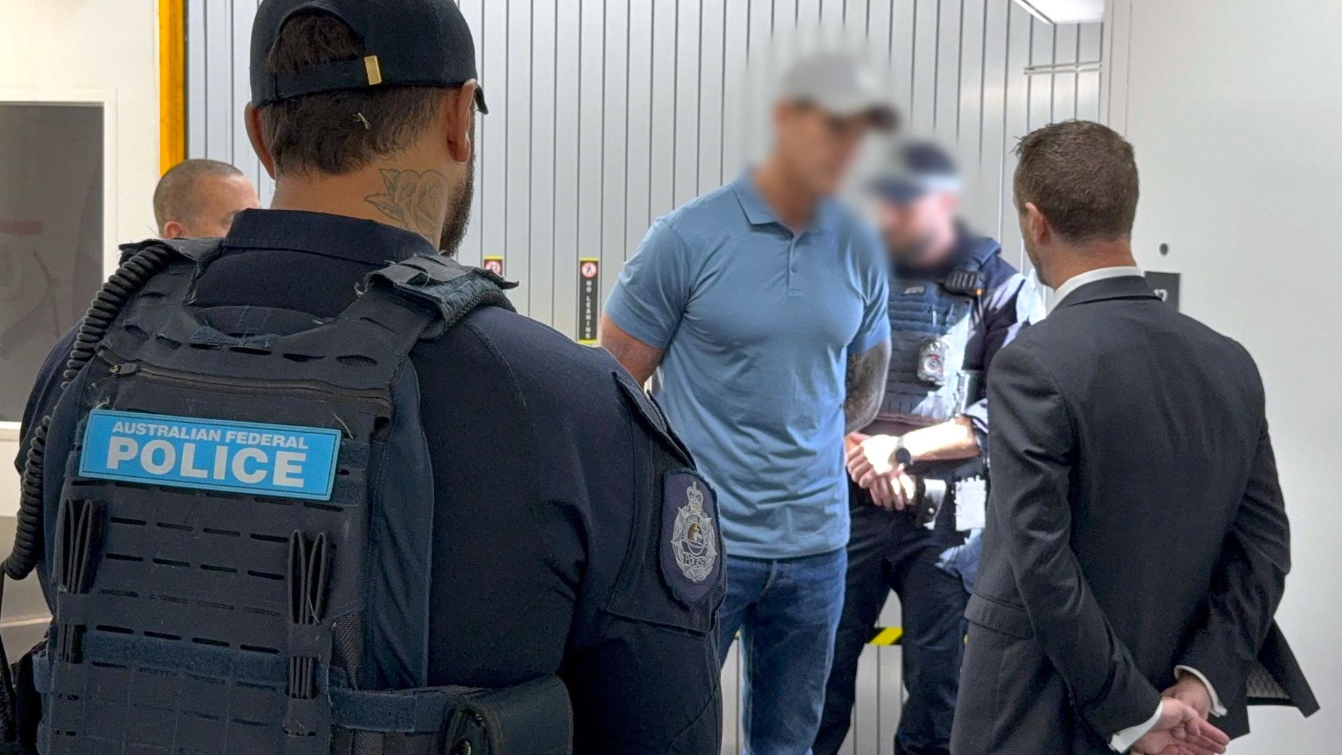 Dieses von der australischen Bundespolizei am 7. April 2026 veröffentlichte Foto zeigt die Festnahme eines 47-jährigen ehemaligen australischen Soldaten durch die Polizei in Sydney. Bei dem Mann handelt es sich laut lokalen Medien um den Träger des Victoria-Kreuzes, Ben Roberts-Smith.