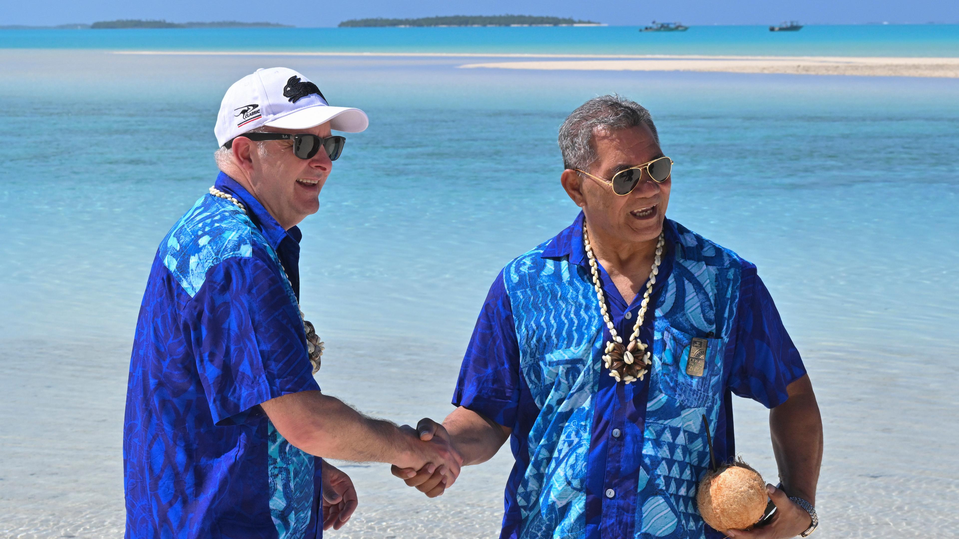 Anthony Albanese (l), Premierminister von Australien, und Kausea Natano, Premierminister von Tuvalu, schütteln sich auf One Foot Island die Händ