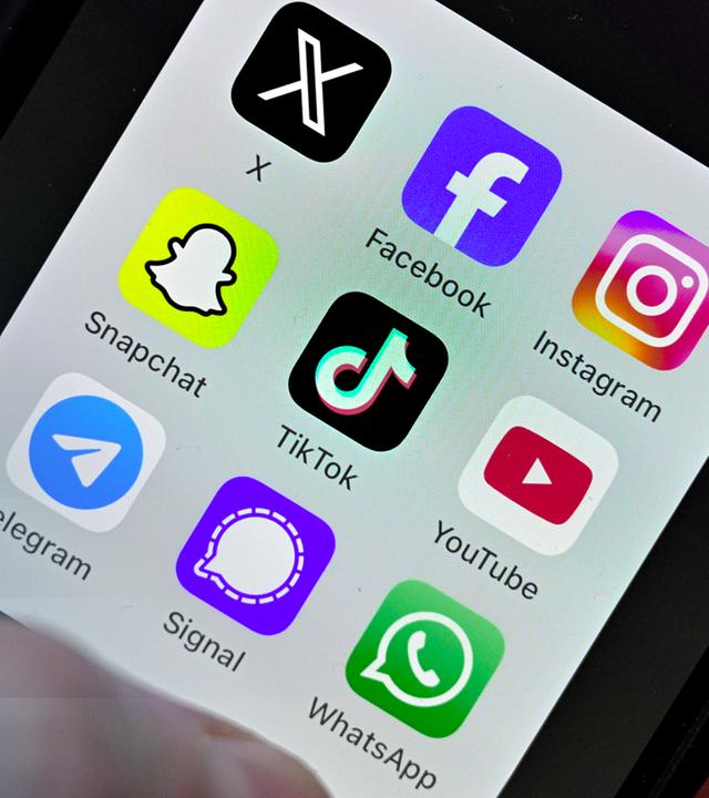 Ein Smartphone auf dem diverse Apps Sozialer Medien zu sehen ist
