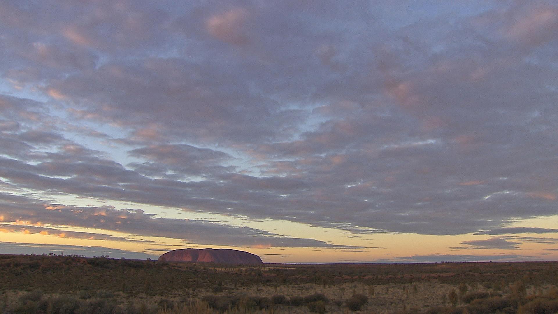 Landschaft im Outback mit Uluru in der Dämmerung
