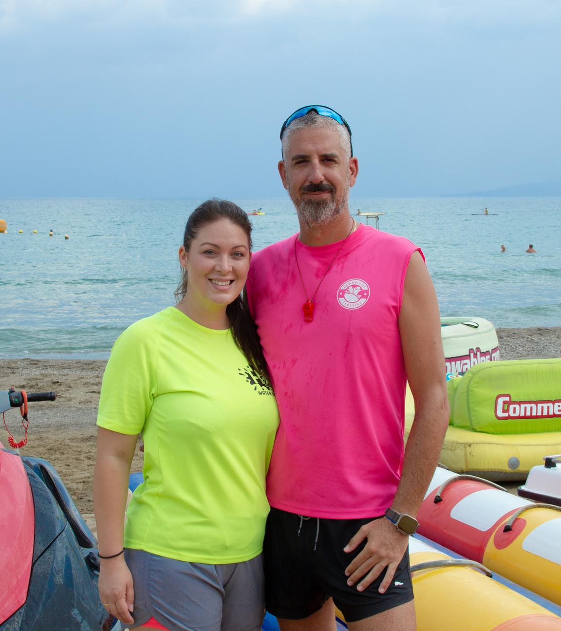 Auswanderin Martina Manoura mit ihrem Ehemann am Strand