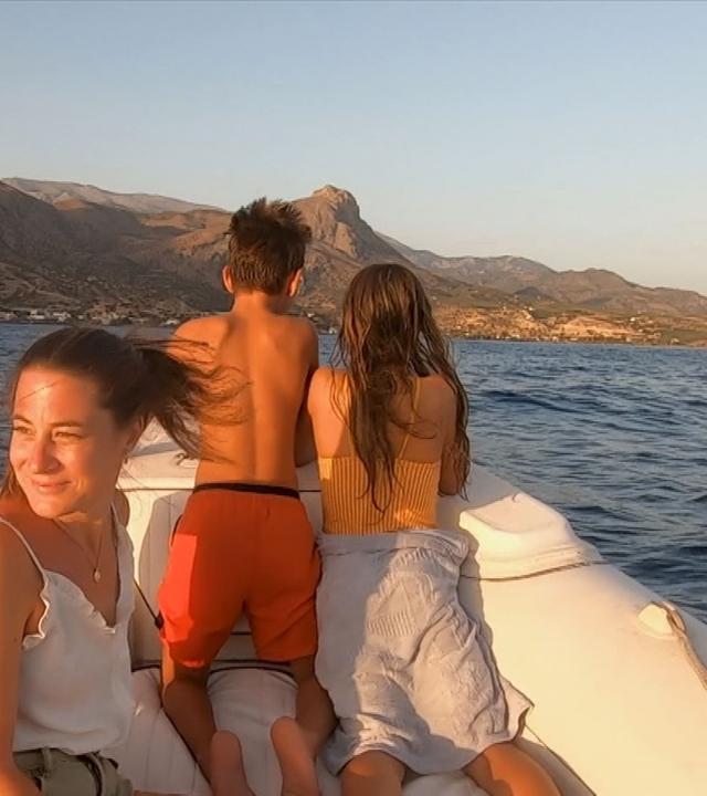 Drei junge Menschen auf einem Boot 