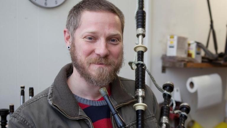 Auswandern ins Paradies - Nico beim Dudelsack-üben