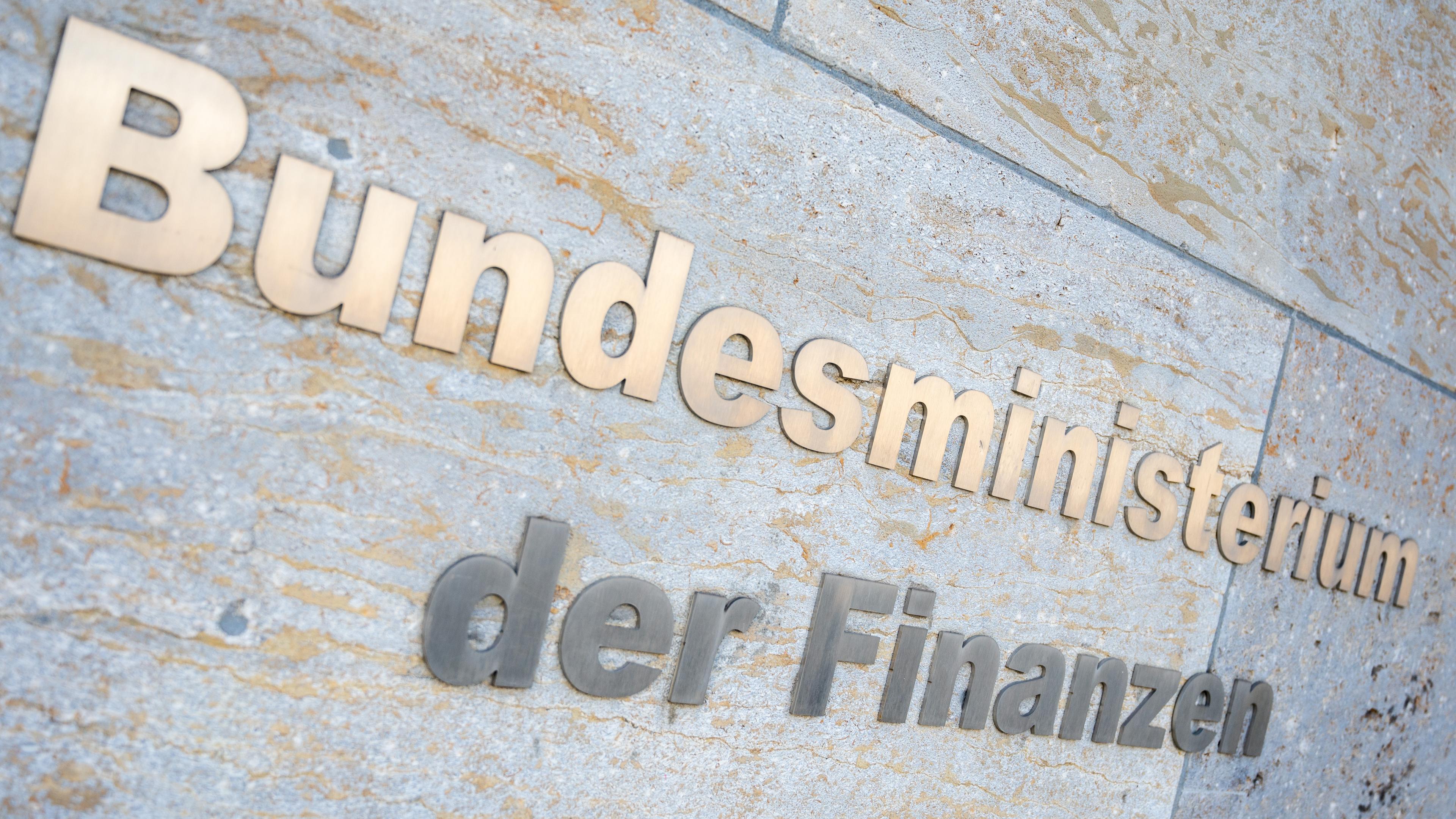 Berlin: Der Schriftzug "Bundesministerium der Finanzen" ist außen am Gebäude des Bundesfinanzministeriums zu lesen. 