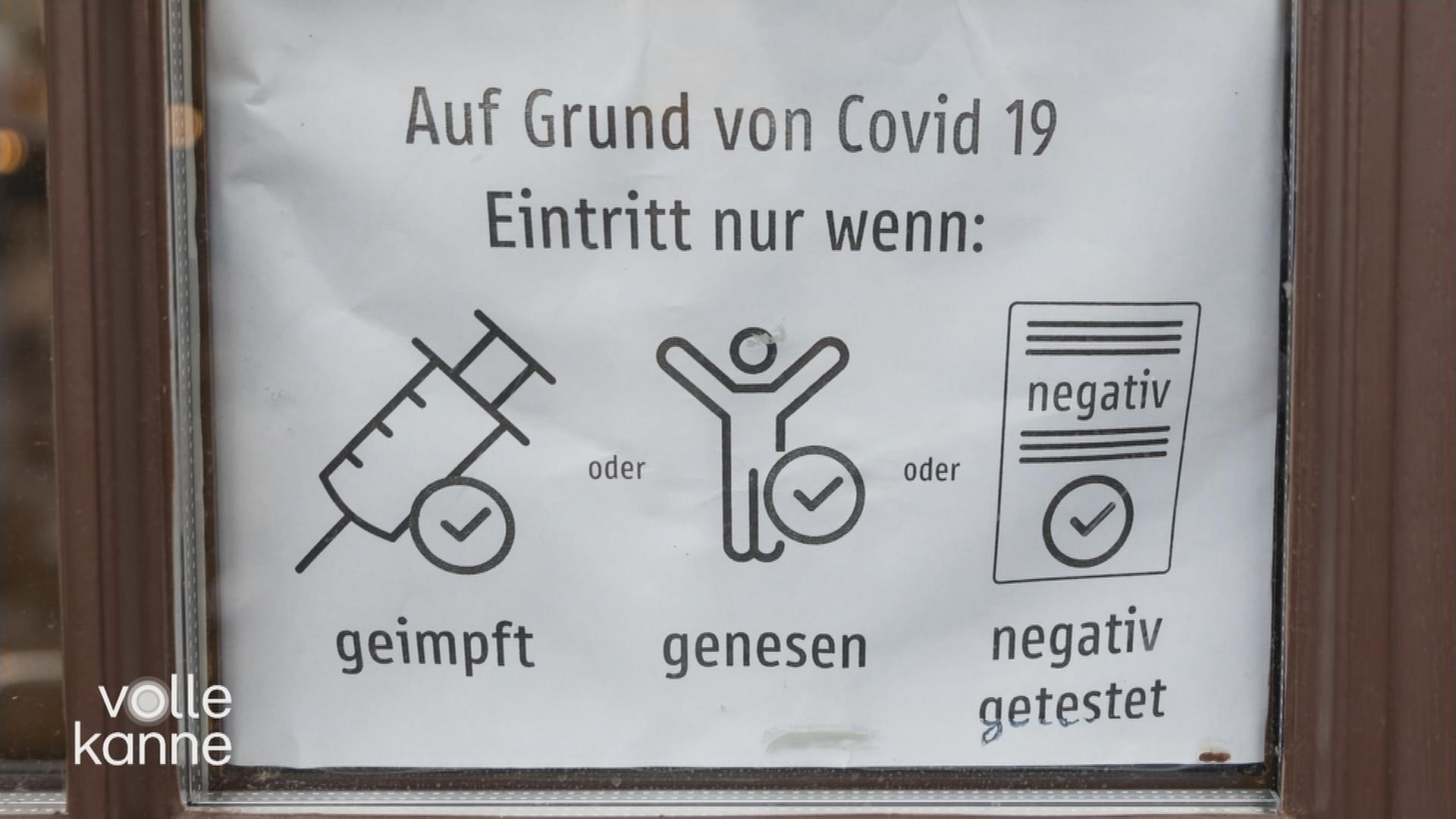 Zettel zu Covid 10 auf dem steht: Eintritt nur wenn geimpft, genesen oder negativ getestet