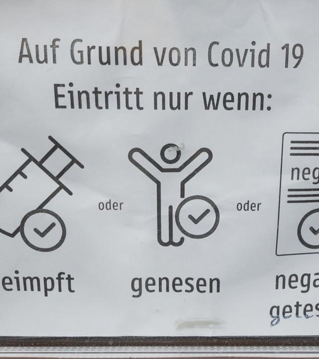 Zettel zu Covid 10 auf dem steht: Eintritt nur wenn geimpft, genesen oder negativ getestet