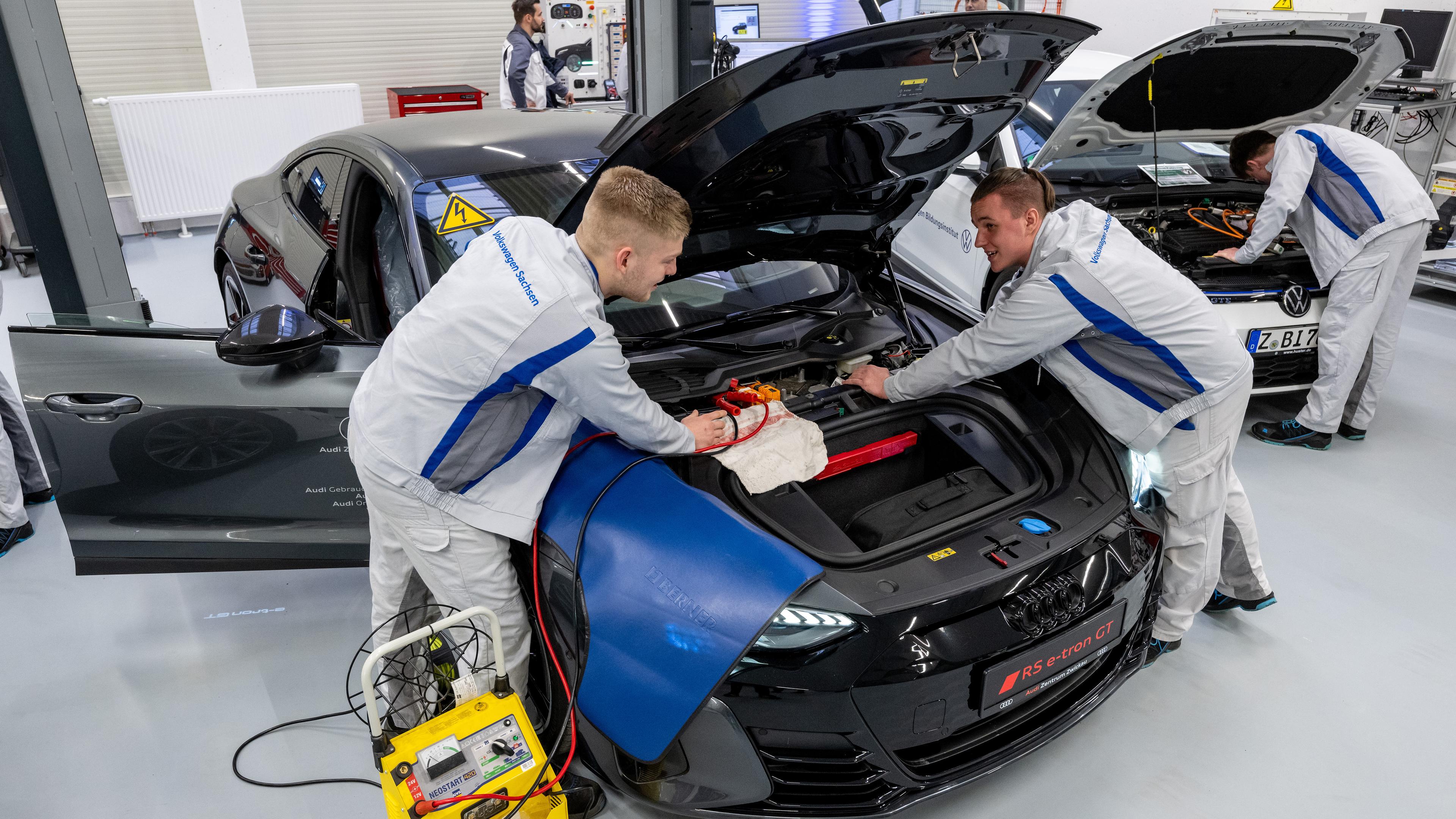Auszubildende zum KfZ-Mechatroniker arbeiten im Volkswagen Bildungsinstitut in Zwickau an einem vollelektrischen Audi,l aufgenommen am 8.01.2023 in Zwickau