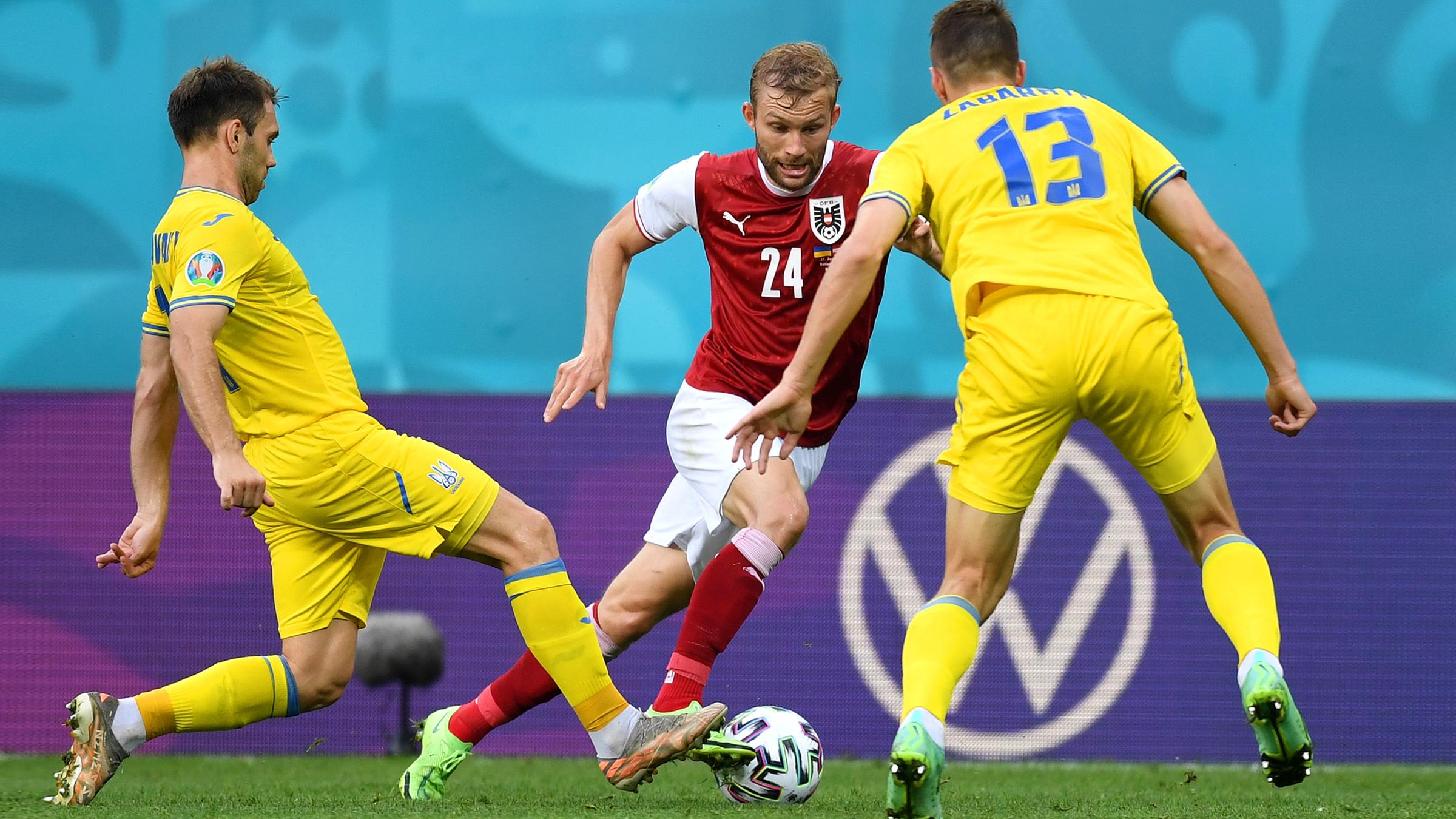 Konrad Laimer und Illya Zabarnyi in Aktion.