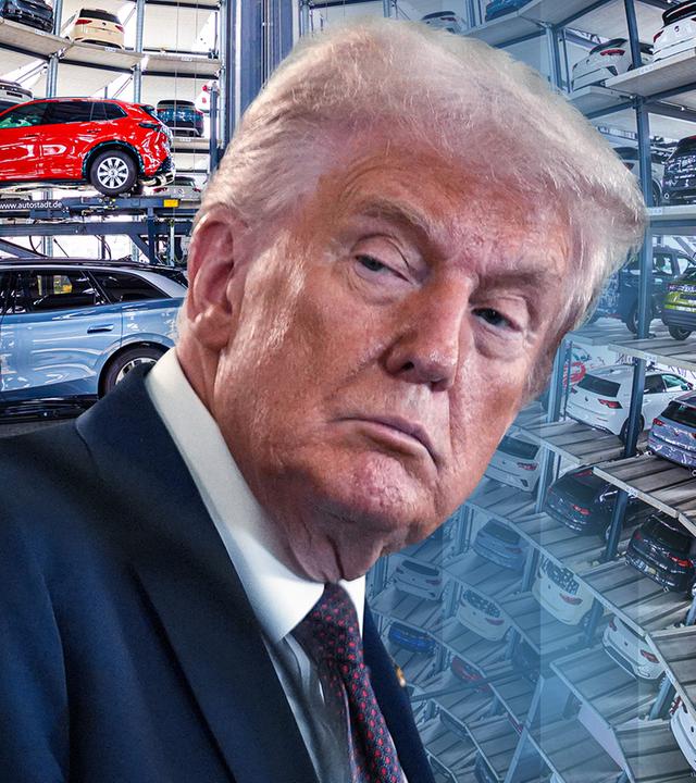 Donald Trump blickt über seine Schulter nach links, dahinter ein eingeblendetes Foto eines Autohauses.